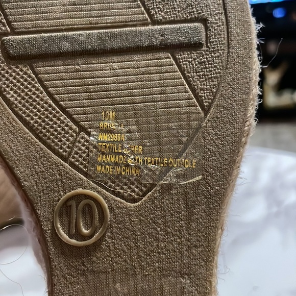 Adorable white laced bow wedges - Picture 3 of 7